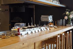 una linea a buffet con cibo sopra di MASCOS HOTEL Masuda Onsen a Masuda