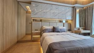 מיטה או מיטות בחדר ב-Apt Embarcadero 2BR with Netflix & Pool by Damaresa