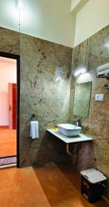 Ένα μπάνιο στο Vila's Club Resort