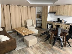 ロクブリューヌ・シュル・アルジャンにあるApartment Manon des Sourcesのテーブルとキッチンのあるリビングルーム