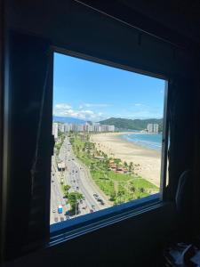 サン・ビセンテにあるApto 18 - Pé na areia, Santosのビーチと海の景色を望む窓