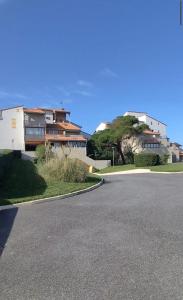 an empty street with buildings in the background at Appartement Studio T1bis ALOHA avec terrasse en front de mer in Capbreton