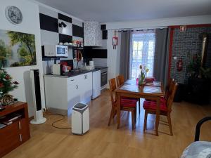 a kitchen and dining room with a table and chairs at Casa da Tulipa in Cabo Branco