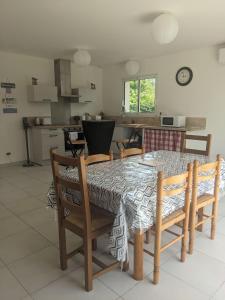 Η κουζίνα ή μικρή κουζίνα στο La maison Grignan