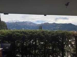 Blick aus einem Fenster auf eine Bergkette in der Unterkunft Apparemment in Verbier