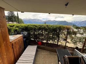 eine Terrasse mit Blick auf eine Bergkette in der Unterkunft Apparemment in Verbier