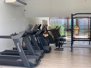 uma fila de passadeiras num ginásio com em Ilê de Pipa Blz em Pipa