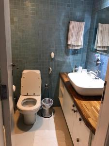 a bathroom with a toilet and a sink at Cancún Praia do Forte in Mata de Sao Joao