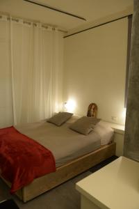 リポストにあるLa Casa Rosaの白い壁のベッドルーム1室(大型ベッド1台付)