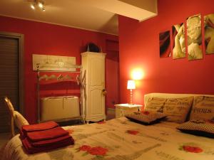 a bedroom with a bed with red walls at Dimora il Bacio 2 in Anagni