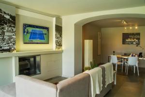 a living room with a fireplace and a tv at Fonte al Vento in Cortona
