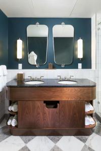 Um banheiro em Perry Lane Hotel, a Luxury Collection Hotel, Savannah