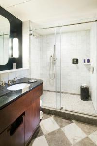 Um banheiro em Perry Lane Hotel, a Luxury Collection Hotel, Savannah