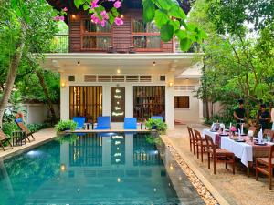 暹粒My Key Polanka Private Villa with Pool的房屋前带游泳池的餐厅