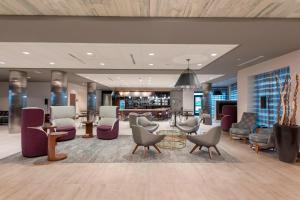 un vestíbulo con sillas y un bar al fondo en Courtyard by Marriott Cleveland Elyria, en Elyria