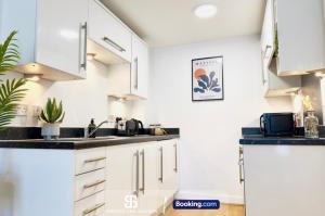 Kuchyň nebo kuchyňský kout v ubytování 1 Bedroom City Centre Apartment Near The University and Bodleian Library - By Spencer and Jackson Short Lets & Serviced Accommodation Oxford
