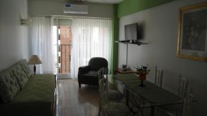 a living room with a couch and a table at M&A Apartament Centro in Bahía Blanca