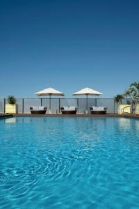 Bazén v ubytování Le Meridien Ra Beach Hotel and Spa nebo v jeho okolí