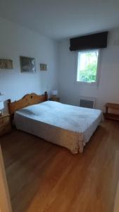 Ένα ή περισσότερα κρεβάτια σε δωμάτιο στο Résidence DOMAINE DE LA VALEE D'AX