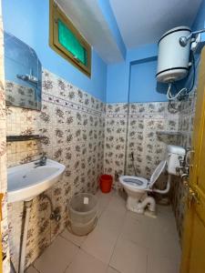KalghaLIGHTWORKERS Hostel & Cafe的带马桶和水槽的浴室 更多37张照片