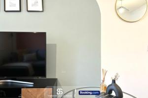 a living room with a tv and a table at 2 Bedroom Spacious Duplex with Free Parking Near The University - By Spencer & Jackson Short Lets & Serviced Accommodation Oxford in Oxford