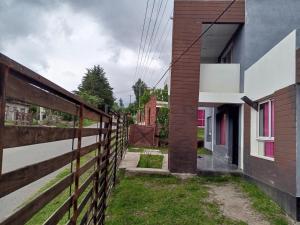 タフィ・デル・バジェにあるCasa hauseの家の前の柵