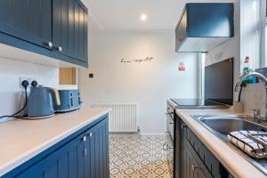 Nhà bếp/bếp nhỏ tại Cosy 2-Bedroom Central Home with Private Hot Tub +24 ảnh