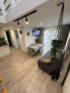 ein Wohnzimmer mit Sofa und Tisch in der Unterkunft Domek na Kępce in Szczyrk