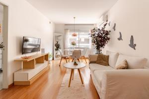 a living room with a couch and a table at Mi Lugar en Rosario - Depto céntrico VIP con cochera cubierta in Rosario