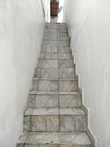 una escalera con escalones de piedra en un edificio en Quitinete no centro no segundo andar proxima a Rua das Pedras, en Búzios