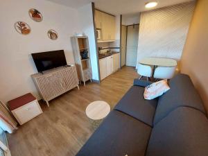 un salon avec un canapé et une table dans l'établissement CAP ESTEREL appartement climatisé dans le centre du village vacances, à Drammont