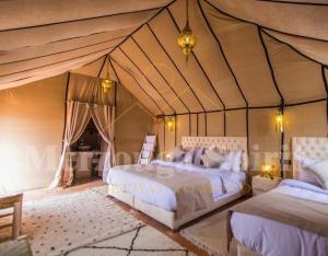 Postel nebo postele na pokoji v ubytování Merzouga Spirit Luxury Camp