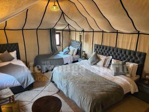 Postel nebo postele na pokoji v ubytování Merzouga Spirit Luxury Camp + 37 fotografií