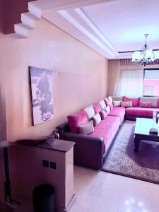 ein Wohnzimmer mit Sofa und Tisch in der Unterkunft Heart of Marrakech in Marrakesch