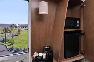 Příslušenství pro přípravu čaje a kávy v ubytování Courtyard by Marriott Columbus Grove City