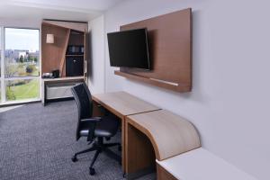 TV a/nebo společenská místnost v ubytování Courtyard by Marriott Columbus Grove City