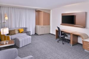 TV a/nebo společenská místnost v ubytování Courtyard by Marriott Columbus Grove City