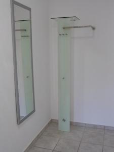 een badkamer met 2 kasten en een spiegel bij Wohnung im Zentrum des Ruhrgebiets in Castrop-Rauxel