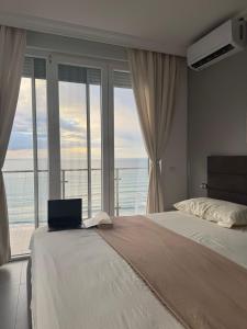 Postel nebo postele na pokoji v ubytování Deluxe Apartments Shengjin + 37 fotografií