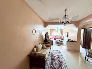ein Wohnzimmer mit Sofa und Tisch in der Unterkunft Heart of Marrakech in Marrakesch