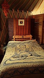 ein Schlafzimmer mit einem Bett mit Design darauf in der Unterkunft Traslasierra Nono Balneario paso de las tropas in Las Calles + 28 Fotos