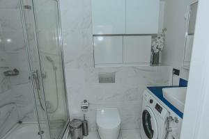 un bagno con doccia, WC e lavandino di Elite Class Sea View Aparthotel In Orbi City Batumi a Batumi Altre 34 foto