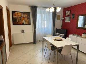 kuchnia i jadalnia z białym stołem i krzesłami w obiekcie Entroterra Abruzzo w mieście Nocella