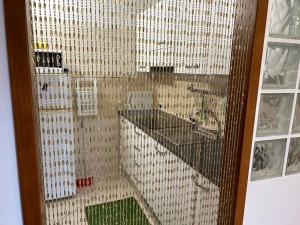 pokój z dużymi szklanymi drzwiami z pokojem z pokojem w obiekcie Entroterra Abruzzo w mieście Nocella