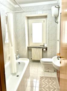 łazienka z wanną, toaletą i umywalką w obiekcie Entroterra Abruzzo w mieście Nocella