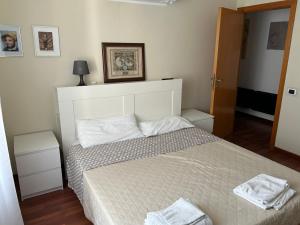 sypialnia z dużym łóżkiem z białą narzutą w obiekcie Entroterra Abruzzo w mieście Nocella