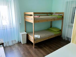 sypialnia z dwoma łóżkami piętrowymi w pokoju w obiekcie Entroterra Abruzzo w mieście Nocella