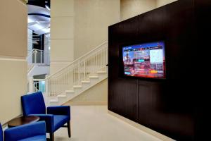 TV a/nebo společenská místnost v ubytování Courtyard Columbus Downtown