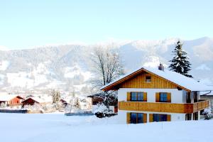 Το Haus Schwänli mit Kachelofen und Sauna τον χειμώνα