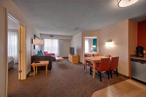 Kuchyň nebo kuchyňský kout v ubytování Residence Inn Neptune at Gateway Center